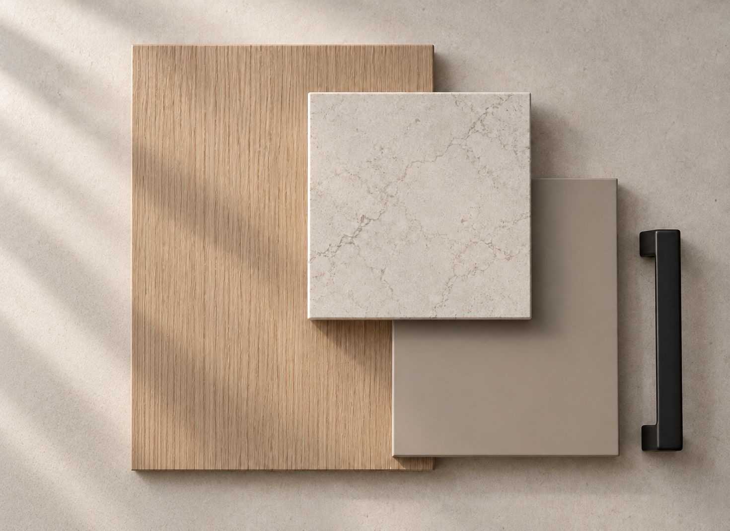 Palette de matériaux et finitions sur mesure : bois clair, finition taupe, pierre claire et poignée noire mate sélectionnées par Ébénisterie Armozen