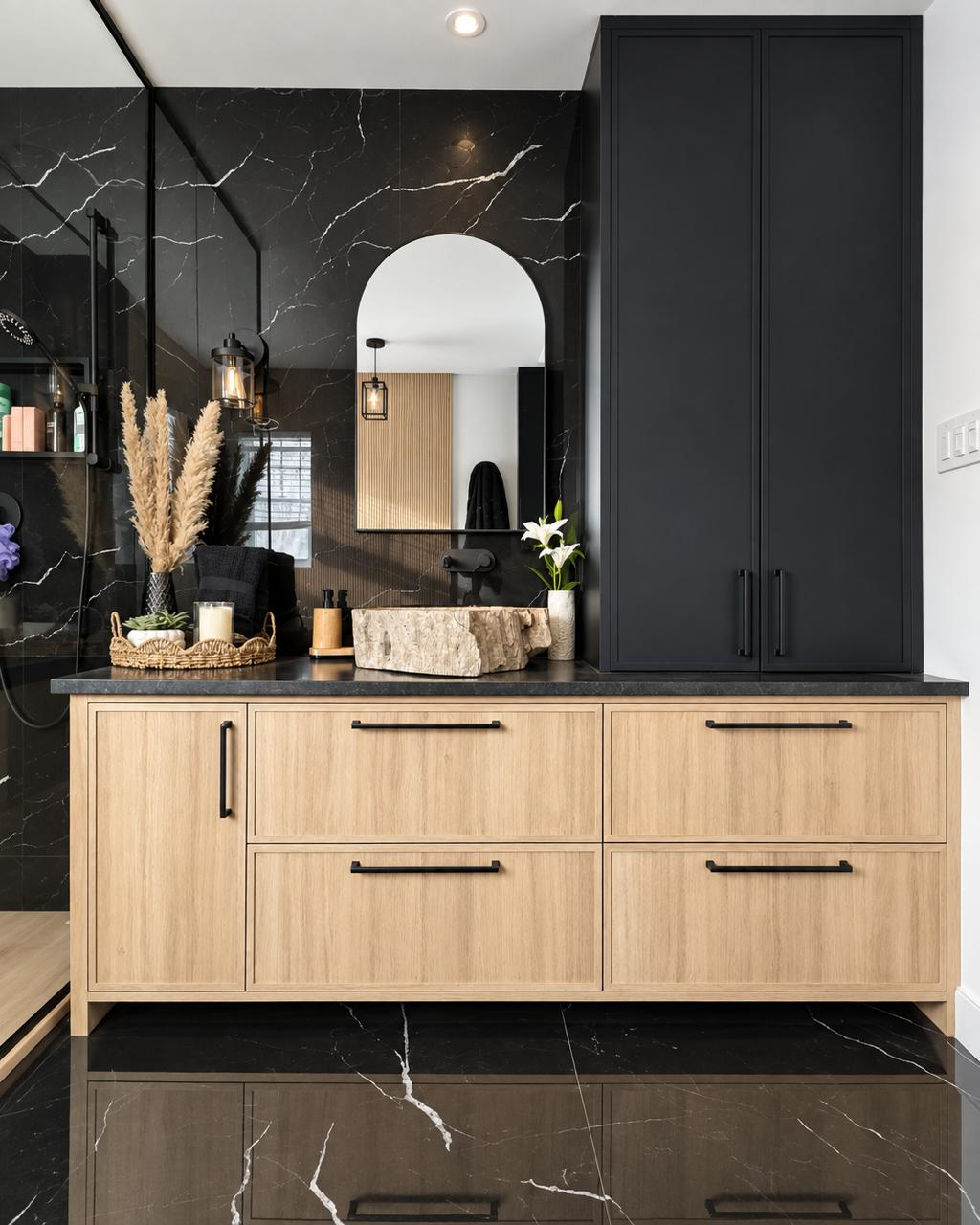Vanité de salle de bain sur mesure en chêne clair avec comptoir de marbre noir et colonne de rangement noire
